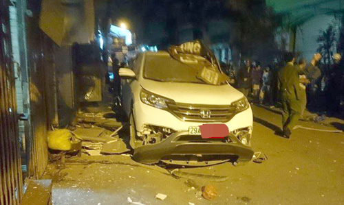 Honda CRV bất ngờ nổ tung đuôi