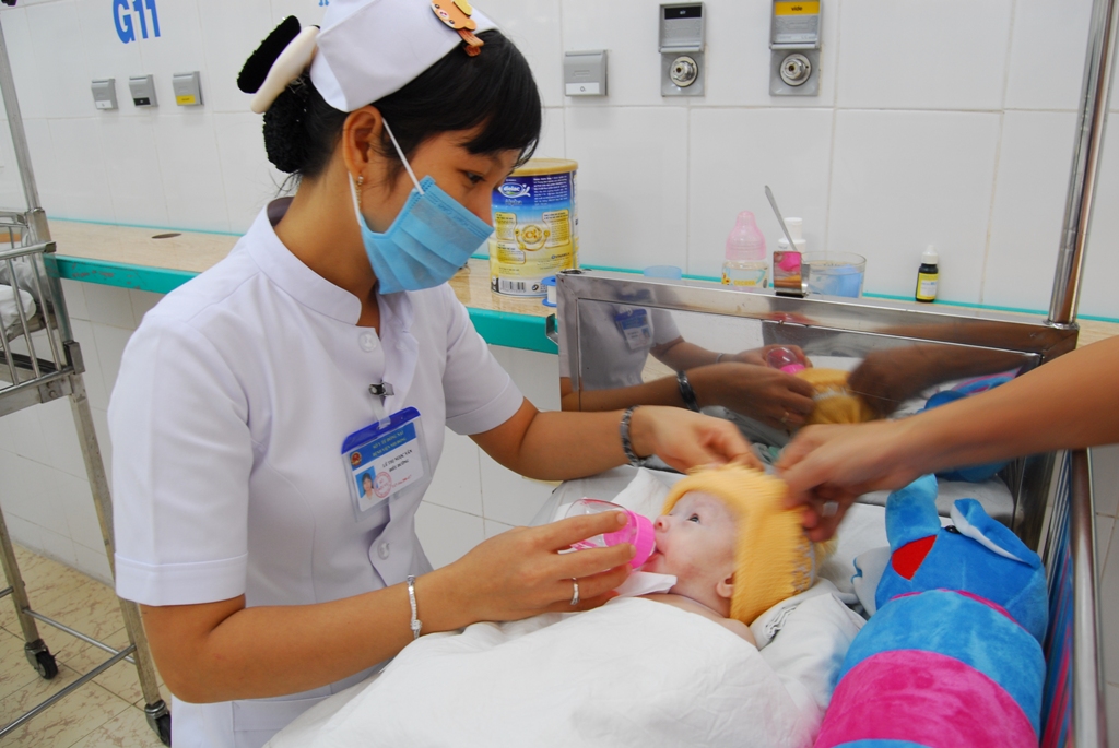 Không có hậu môn, cháu bé 3 tháng tuổi bị cha mẹ bỏ rơi