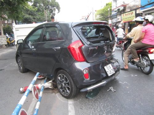 Xe “điên” náo loạn trên phố, 2 người trọng thương