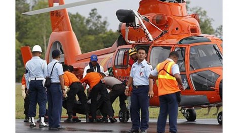 QZ8501: Tìm thấy 5 thi thể còn thắt đai an toàn, bị vùi dưới biển