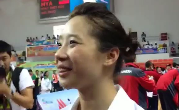 VĐV wushu Dương Thúy Vi giành Huy chương vàng đầu tiên cho Thể thao Việt Nam tại Sea Games 27 .