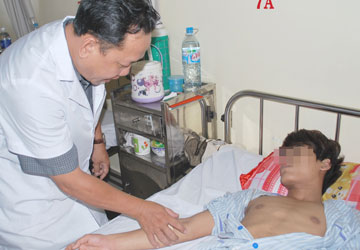Sốt xuất huyết “chạy đua” với tay-chân-miệng