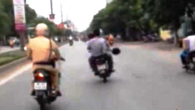CSGT truy đuổi đến cùng một thanh niên vi phạm giao thông