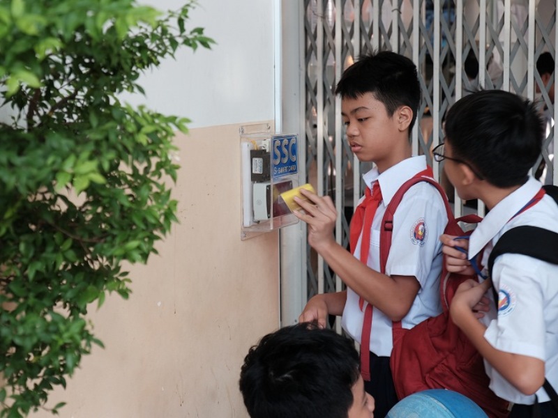 Học sinh thích thú quẹt thẻ điểm danh