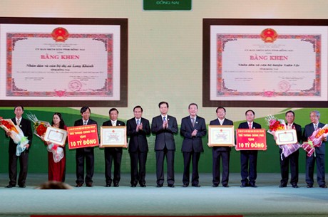 Thủ tướng trao Bằng công nhận 'Huyện nông thôn mới' đầu tiên trên cả nước