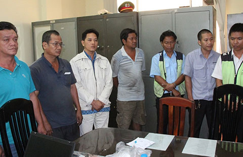 Bắt bảy người 'rút ruột' xăng máy bay