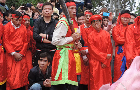 Lễ hội chém lợn: Hủ tục lạc hậu, phải dẹp bỏ!