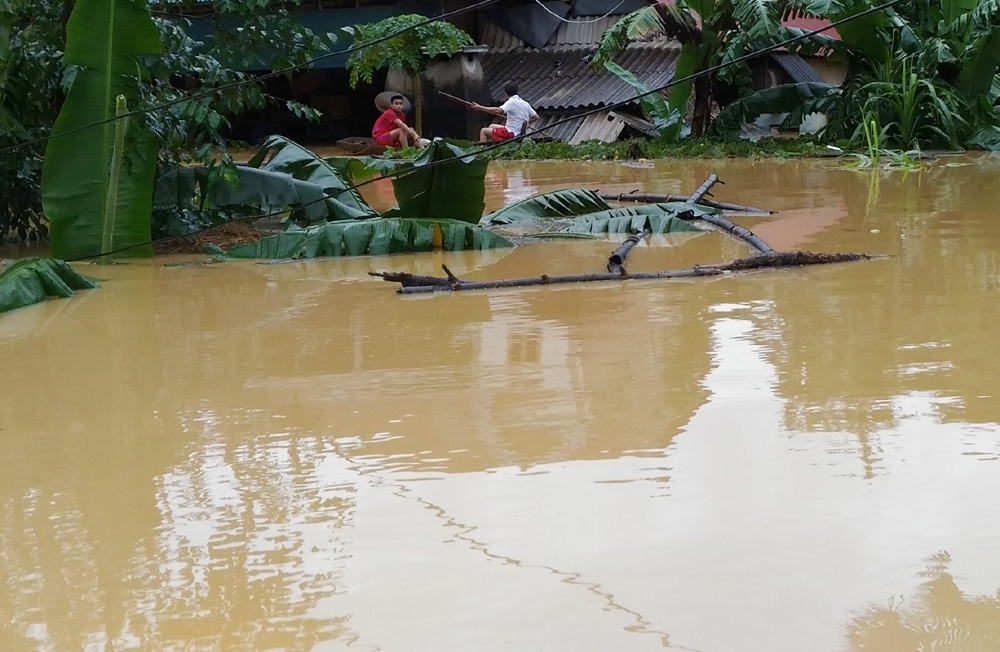 Nhà dân ở huyện Hương Khê đang ngập trong lũ dữ.