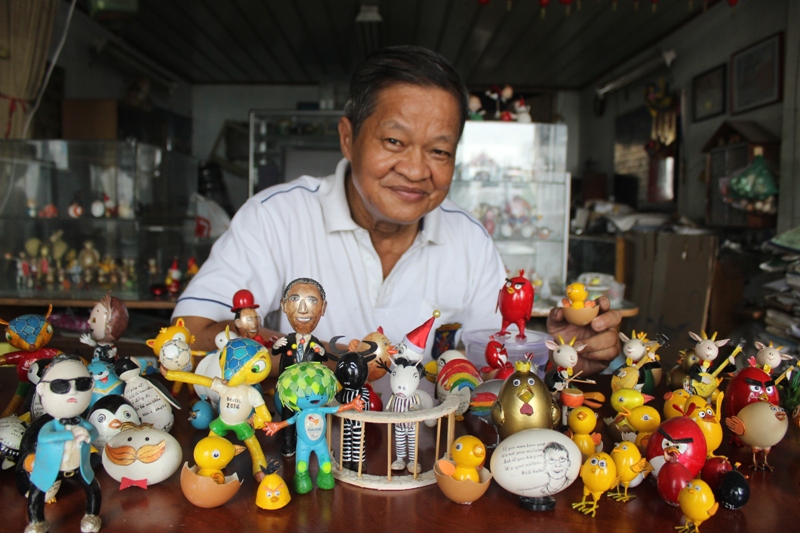 Nghệ nhân làm gà bằng vỏ trứng để chúc tết - ảnh 1