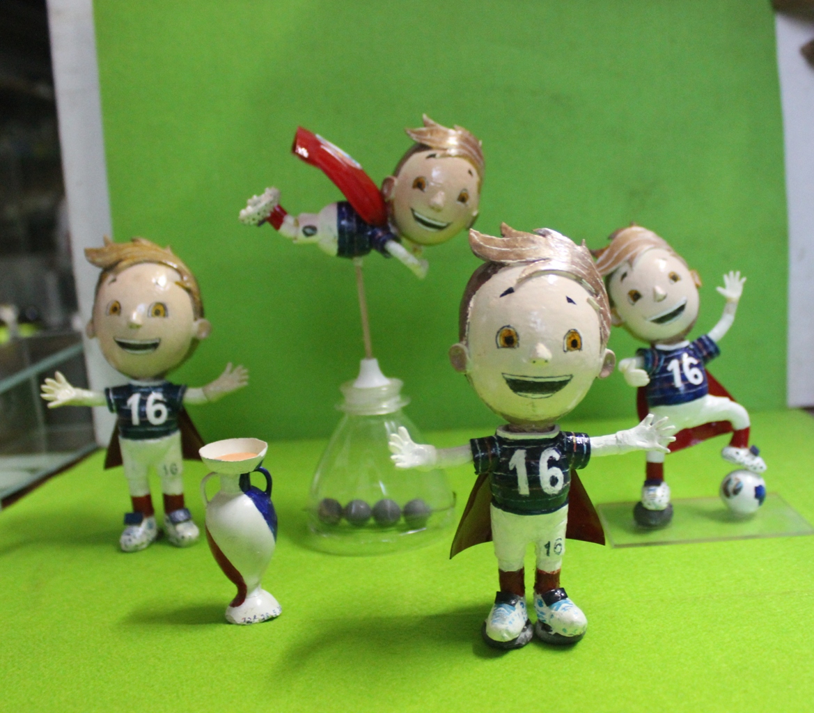 Nghệ nhân làm gà bằng vỏ trứng để chúc tết - ảnh 6