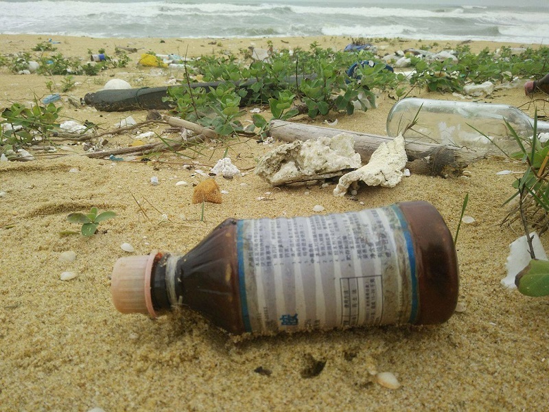 10 km bờ biển ngổn ngang vỏ chai nhãn Trung Quốc - ảnh 4