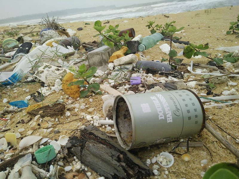 10 km bờ biển ngổn ngang vỏ chai nhãn Trung Quốc - ảnh 1