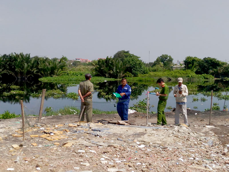 Xót lòng chuyện thi thể bé trai 5 tuổi trôi trên kênh - ảnh 1