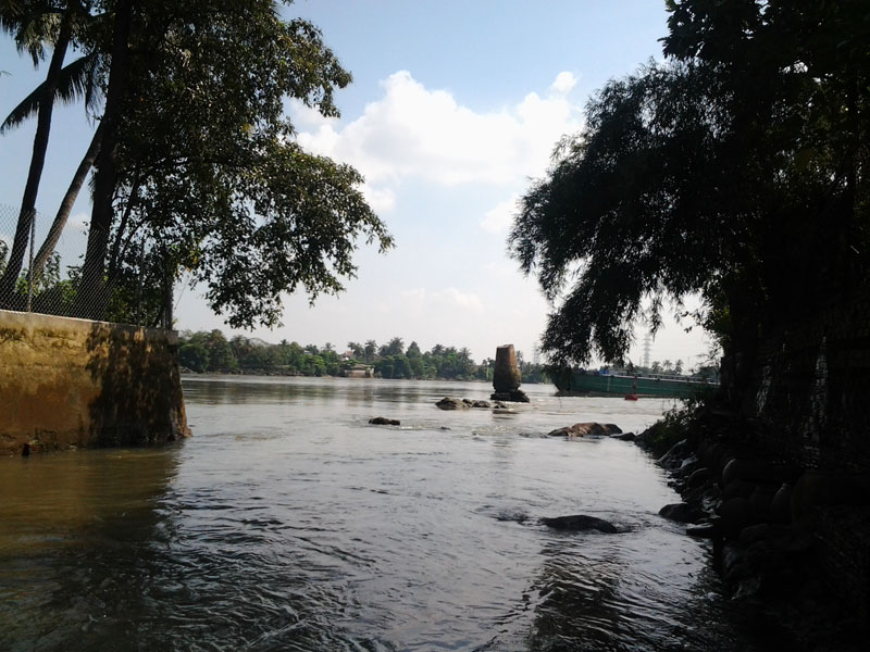 Kỳ lạ trụ đá trên sông Đồng Nai được dân gọi là 'ông Một' - ảnh 1