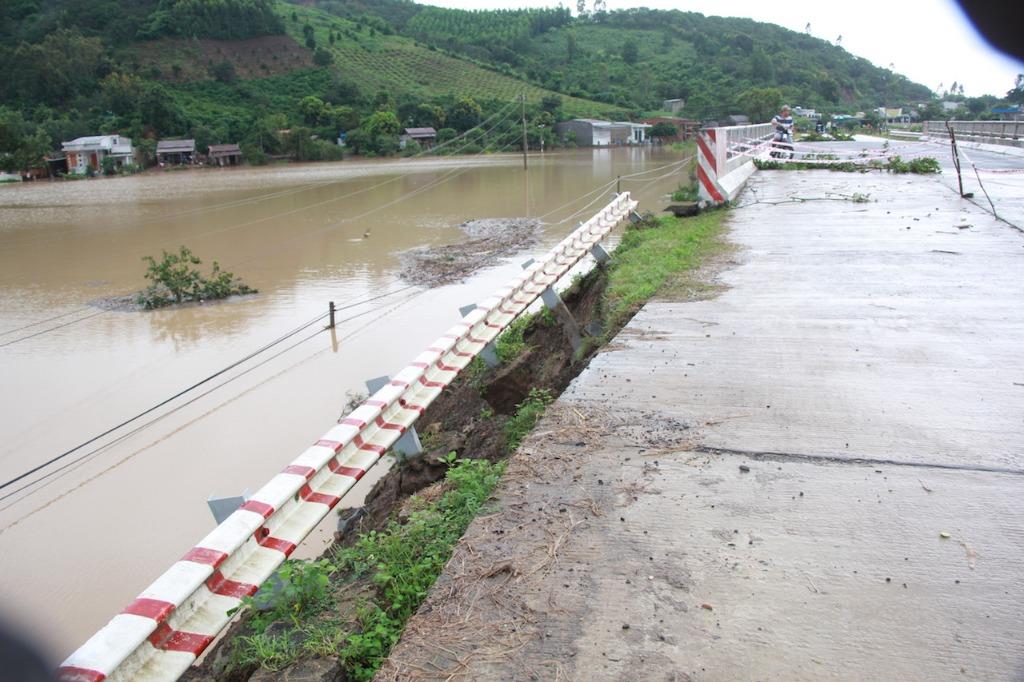 Lật cano cứu hộ, 7 chiến sĩ công an bị lũ cuốn - ảnh 2