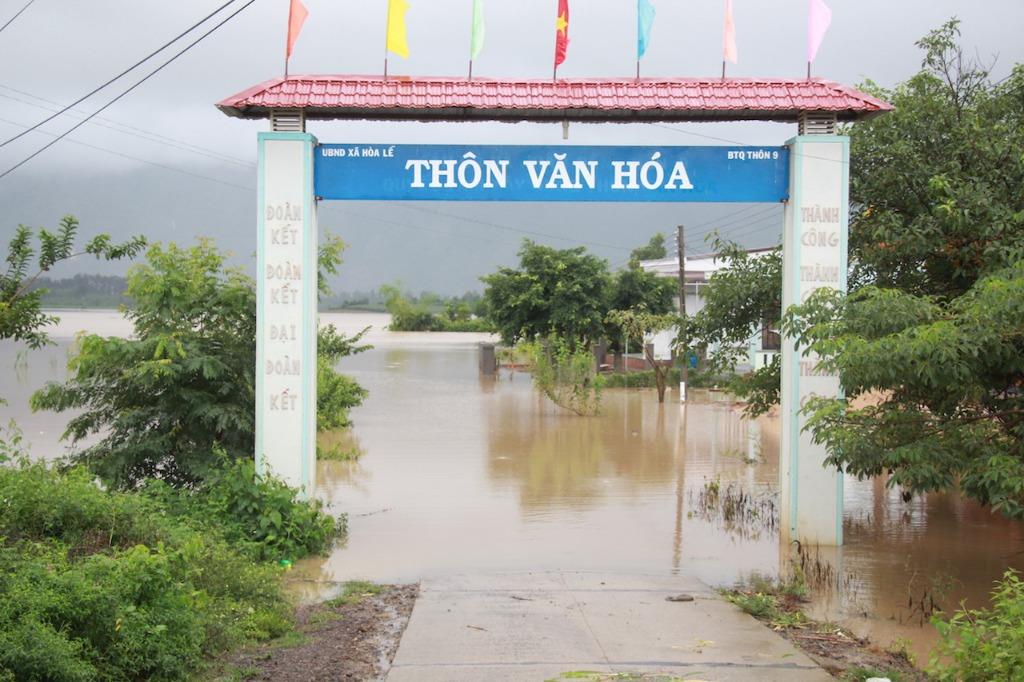 Lật cano cứu hộ, 7 chiến sĩ công an bị lũ cuốn - ảnh 1