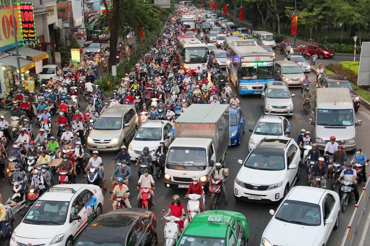 Vận động hành khách tới sân bay Tân Sơn Nhất một mình - ảnh 2