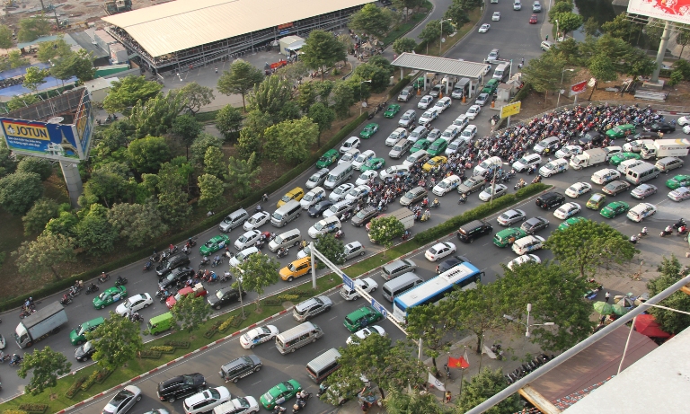 Vận động hành khách tới sân bay Tân Sơn Nhất một mình - ảnh 1