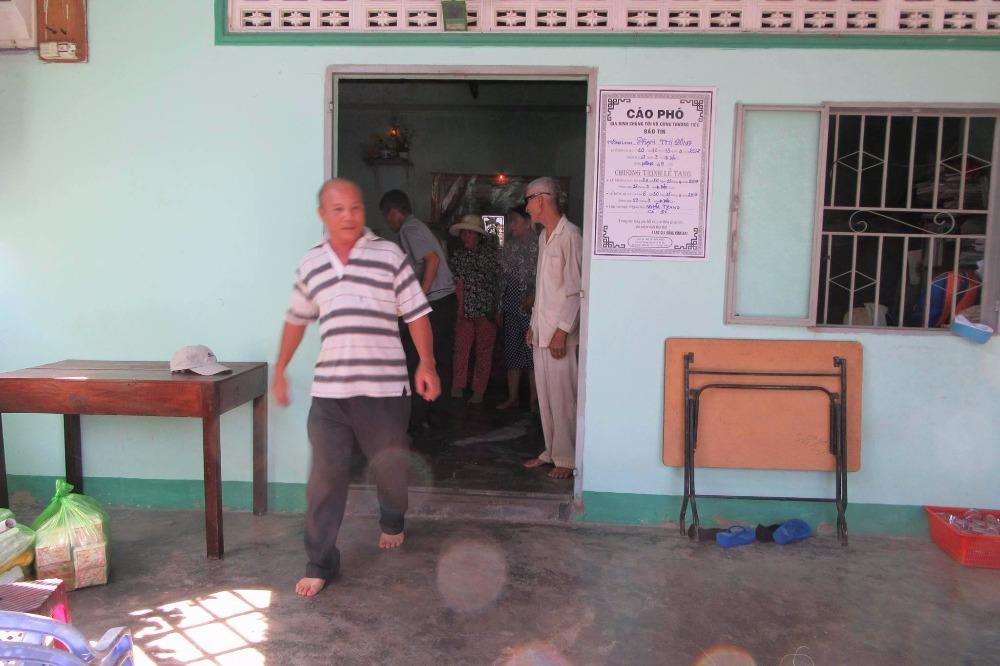 Mắc rèm cửa, hai mẹ con bị điện giật  - ảnh 2