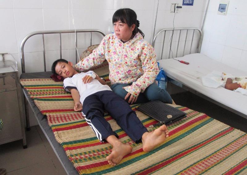 Mắc rèm cửa, hai mẹ con bị điện giật  - ảnh 1