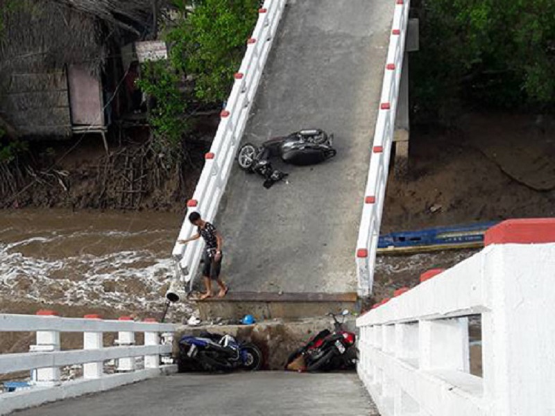 Sà lan tông sập cầu Cái Trăng, người và xe rơi tự do - ảnh 1