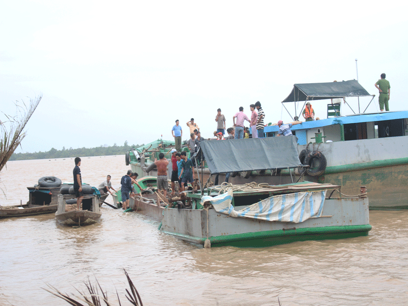 Hơn 200 người dân kéo ra sông Hàm Luông vây hai tàu cát