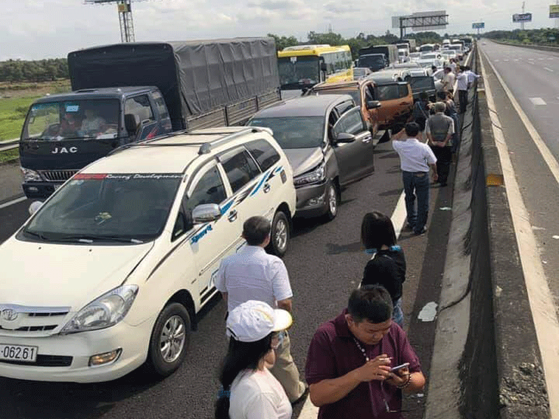8 ô tô tông liên hoàn trên cao tốc TP.HCM- Trung Lương